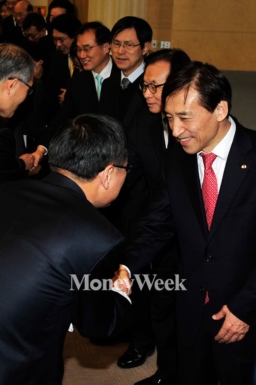 [MW사진] 한국은행 시무식, '직원들과 악수 나누는 이주열 총재'