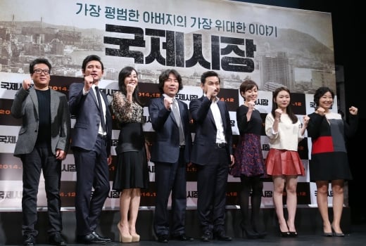지난해 11월 10일 오전 서울 압구정CGV에서 열린 영화 '국제시장' 제작보고회에 참석한 감독 및 배우들이 파이팅을 외치고 있다. /사진=뉴스1
