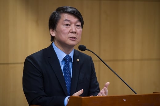 전당대회를 앞두고 박지원-문재인 후보가 새정치민주연합의 당명 변경을 공약으로 내세우자 안철수 의원이 반대의 뜻을 밝혔다. /사진=뉴스1