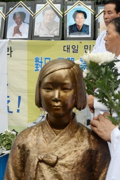 태평양전쟁희생자유족회 회원들이 지난해 8월 4일 서울 종로구 중학동 주한일본대사관 앞에서 고노담화 21주년 기념 일본 아베정권 규탄기자회견을 열고 있다. /사진=뉴스1