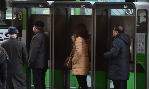 서울의 아침 기온이 영하 9도까지 떨어지는 등 매서운 추위를 보인 7일 오전 서울 광화문 KT 앞 공중전화 박스에서 시민들이 추위를 피하고 있다. /사진=뉴스1