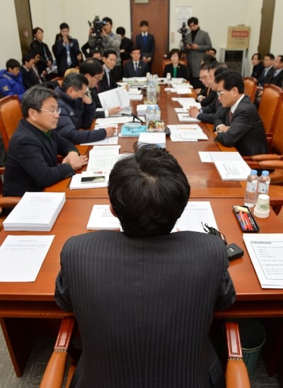 ‘김영란법’이 국회 정무위에서 통과되면서 그 적용 대상이 지나치게 포괄적이라는 지적이 일고 있다. /사진=뉴스1