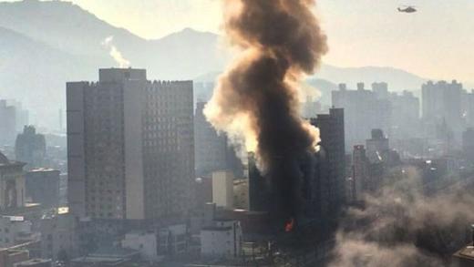 의정부에 있는 한 오피스텔에서 큰 화재가 발생해 주민들이 대피 중이다/사진=트위터
