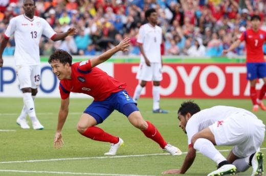 축구대표팀 조영철이 10일 오후 호주 캔버라 스타디움에서 열린 2015 아시아축구연맹(AFC) 호주 아시안컵 조별리그 A조 1차전 한국과 오만의 경기에서 전반 추가시간 통쾌한 골을 성공시킨 뒤 환호하고 있다./사진=뉴스1