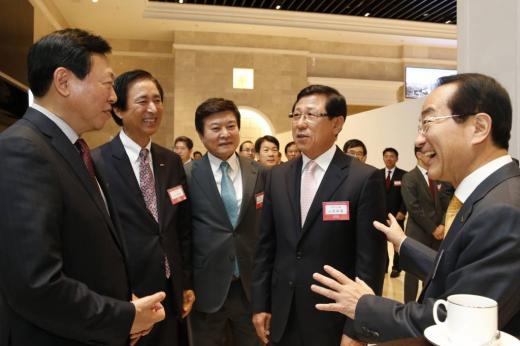 지난해 10월 잠실 롯데월드몰에서 열린 협력사 대표 초청 간담회에서 신동빈 롯데그룹 회장(맨 왼쪽)이 협력사 대표와 환담을 하고 있다. 왼쪽부터 신동빈 회장, 노병용 롯데마트 사장, 롯데그룹 소진세 대외협력단장, 조두호 한국에스비식품 회장, 이인원 롯데그룹 부회장./사진제공=롯데그룹