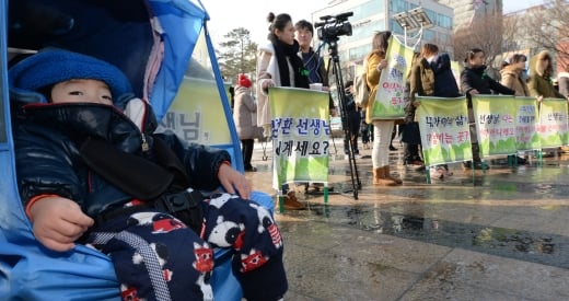 ‘보육교사 국가고시 전환’ ‘어린이집 보조교사 확대’ 인천지역 육아정보 인터넷 카페인 아띠모아 회원 어머니들과 아동들이 지난 19일 오전 인천 남동구 인천시청 앞 미래광장에서 아동학대 근절을 촉구하는 집회를 열고 있다. /사진=뉴스1