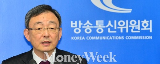 '단통법' 최성준 방송통신위원회 위원장이 27일 오후 경기 과천 방송통신위원회에서 2015년도 방통위 업무계획을 발표하고 있다. 