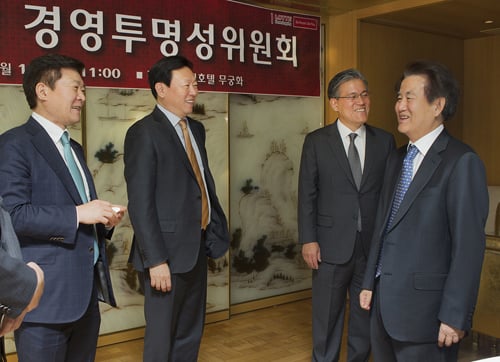 신동빈(왼쪽 두번째) 롯데그룹 회장이 지난 1월15일 서울 소공동 롯데호텔에서 열린 ‘롯데홈쇼핑 경영투명성위원회 위원들과의 간담회’에 참석해 참석자들과 대화를 하고 있다. /사진=뉴시스