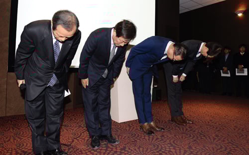 이원우 롯데물산 대표이사, 김치현 롯데건설 대표이사, 이동우 롯데월드 대표이사, 차원천 롯데시네마 대표이사(왼쪽부터)가 지난해 12월17일 서울 송파구 제2롯데월드 홍보관에서 공사장 인부 사망사고 등 일련의 안전사고와 관련해 기자회견을 열고 고개숙여 대국민 사과를 하고 있다. /사진=뉴스1