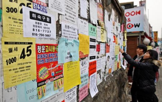 자취방을 구하는 대학생이 벽에 붙어있는 원룸과 하숙집 전단지들을 살펴보고 있다. /사진=머니투데이DB
