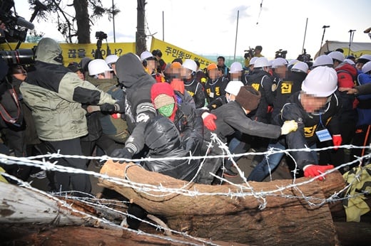 ‘제주 강정마을 해군기지’ 지난달 31일 오전 해군이 동원한 외부 용역업체 직원이 제주 강정마을 군 관사 앞 농성장을 강제 철거하고 있다. /사진=뉴스1