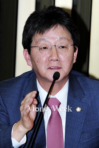 '새누리당 원내대표 경선 유승민 당선' '새누리당 2015 원내대표 및 정책위원회의장 선출 의원총회'가 2일 오전 서울 여의도 국회 본관 246호에서 열린 가운데 유승민 의원이 새 원내대표에, 원유철 의원이 새 정책위의장에 각각 선출됐다. /사진=임한별 기자