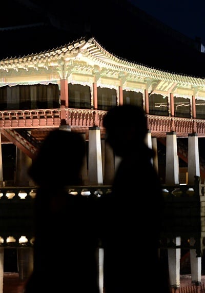 ‘고궁 야간관람’ ‘경복궁 창경궁 야간관람 사전 예매’ 경복궁과 창경궁 야간개장 사전예매가 오늘(4일) 2시부터 진행된다. /자료사진=뉴스1