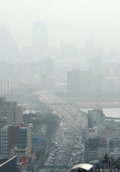 ‘미세먼지’ 서울 남산 전망대에서 바라본 서울이 미세먼지로 뿌옇다. /사진=뉴스1