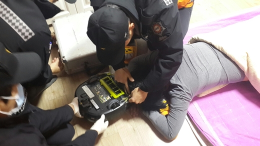 '무인로봇청소기' 지난 3일 오후 8시43분쯤 경남 창원소방본부 마산소방서로 무인로봇청소기에 머리카락이 빨려 들어갔다는 신고가 접수됐다. 사진은 이날 소방대원이 드라이버로 청소기를 분해하는 모습. 엉켜 있던 머리카락은 청소기를 분해하면서 풀렸다. /사진=마산소방서 제공
