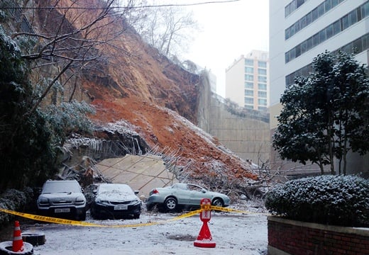 ‘광주 아파트 옹벽 붕괴’ 5일 새벽 광주의 한 아파트 뒤편 옹벽이 붕괴돼 토사가 주차된 차량 30~40대를 덮쳤다. /사진=뉴스1