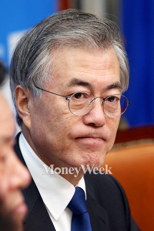 [MW사진] 지도부 발언 듣는 새정치 문재인 신임 대표