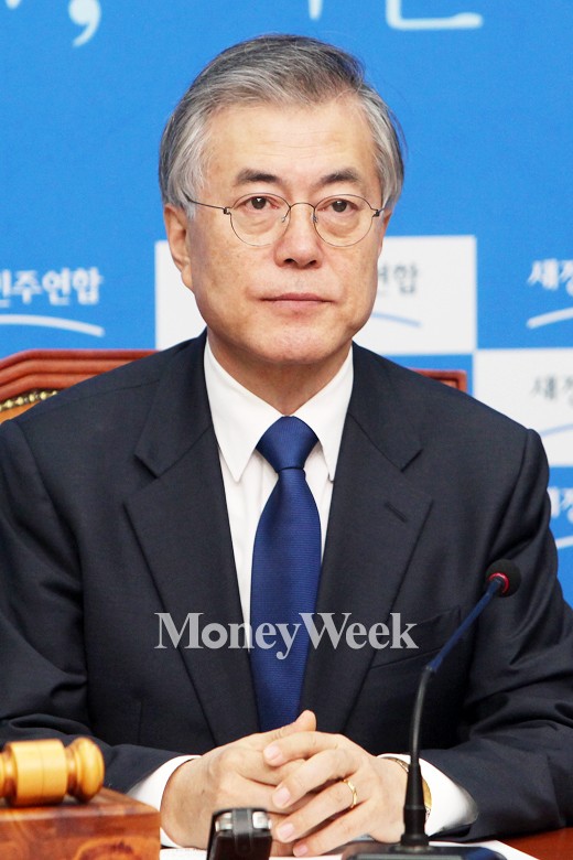 [MW사진] 문재인 새정치 신임 대표, '근엄한 표정'