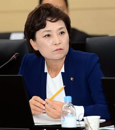‘김현미 프로필’ ‘김현미 새정치민주연합 비서실장’  새정치민주연합 문재인 대표가 9일 김현미 의원을 비서실장으로 임명했다. /사진=뉴스1