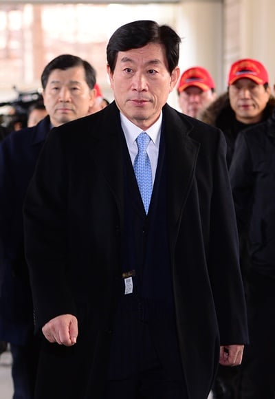 '원세훈 전 국정원장' 국가정보원 대선개입 의혹 사건으로 기소된 원세훈 전 국정원장이 9일 오후 서울 서초동 고등법원에서 열린 항소심 선고공판에 출석하고 있다. /사진=뉴스1