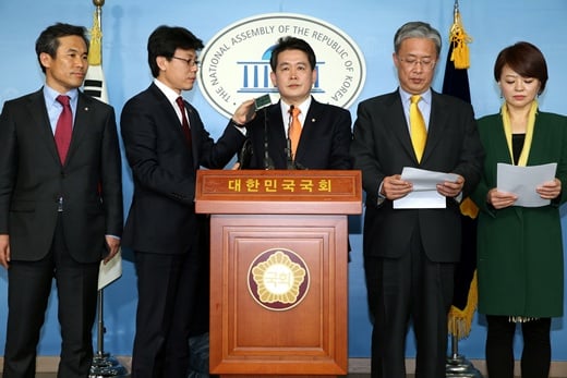 국회 인사청문특위 소속 새정치민주연합 의원들이 10일 오후 서울 여의도 국회 정론관에서 이완구 후보자의 음성이 담긴 녹취록을 공개했다. /사진=뉴스1