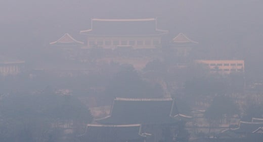 '오늘 미세먼지' 미세먼지 농도가 '나쁨' 단계를 기록한 11일 오전 청와대가 뿌옇게 보이고 있다. /사진=뉴스1