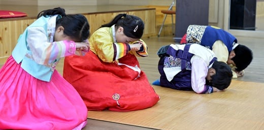 ‘세배하는 법’ ‘새해 인사말’ 앞으로 다가올 설을 맞아 세배하는 법과 새해 인사말에 대한 관심이 높아지고 있다. /사진=뉴스1