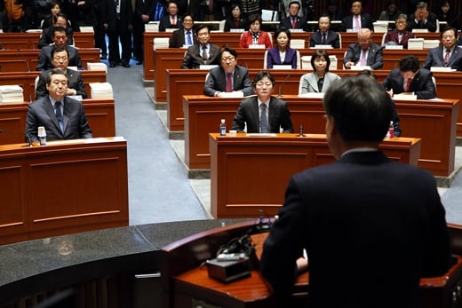 ‘국회 본회의’ ‘새누리당 의원수’ 16일 여야가 국무총리 후보자의 표결을 진행했다. 이는 찬성표 148표로 가결됐다. /사진=뉴스1