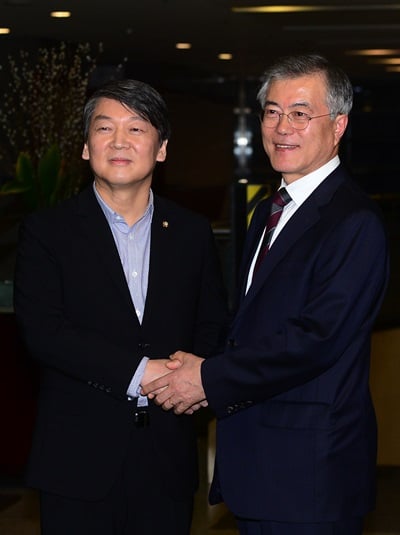 '문재인 안철수' 문재인 새정치민주연합 당대표(오른쪽)와 안철수 의원이 16일 회동을 갖기 앞서 악수를 나누고 있다. /사진=뉴스1 