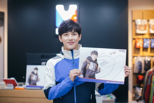 임시완 팬사인회, 상큼한 블루톤의 봄철 아웃도어룩 완성