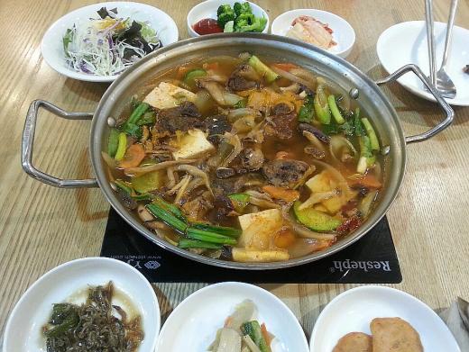 송이싸리버섯부터 뽕나무버섯까지 다양하게.. '자연산 버섯전골' 맛보세요
