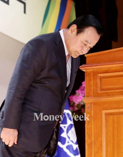 이완구 신임 국무총리가 17일 오후 정부서울청사에서 열린 취임식에서 인사하고 있다. /사진=머니투데이