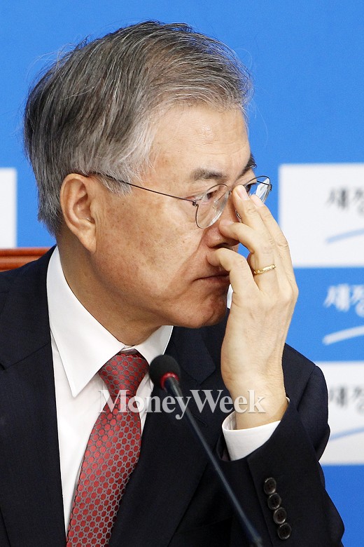 [MW사진] 새정치 최고위원회의, '발언 듣는 문재인 대표'