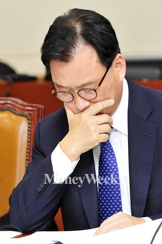 [MW사진] 국회 기재위 회의, '보고서 읽는 새정치 박광온 의원'