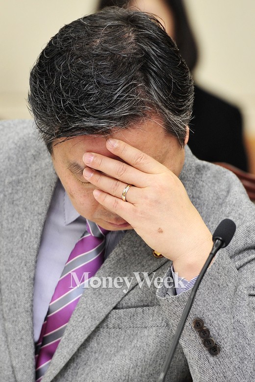 [MW사진] 국회 기재위 회의 참석 홍종학 의원