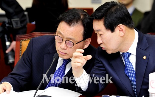 [MW사진] 국회 기재위 회의, '귀엣말 나누는 박광온-박범계 의원'