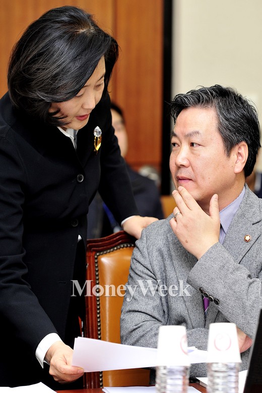 [MW사진] 국회 기재위 회의, '박영선-홍종학 의원의 귀엣말'