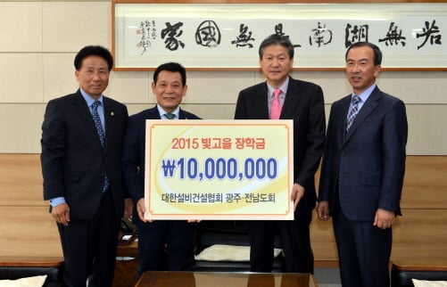 ▲(사진 왼쪽부터 배영모 대한설비건설협회 광주전남도회 부회장, 윤장현 시장, 이연풍 회장, 최봉호 조합운영위원)