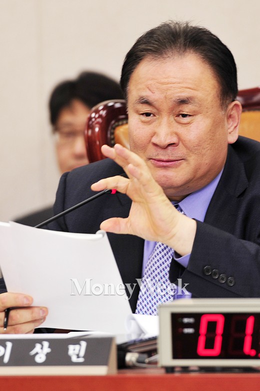 [MW사진] '김영란법 회의' 주재하는 이상민 법사위원장