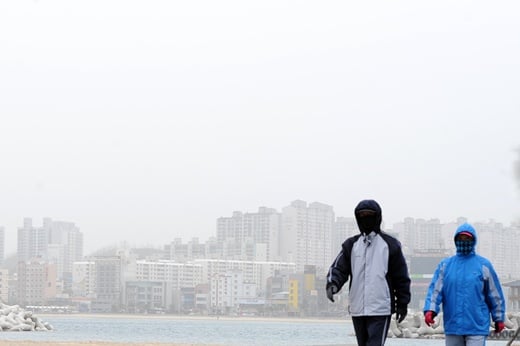 ‘내일 날씨’ 23일 전국이 황사의 습격으로 몸살인 가운데, 24일에는 일부 지역서 황사가 나타날 것으로 보인다. /사진=뉴스1