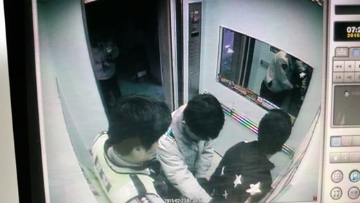 ‘천안 아파트 살인사건’ 천안 한 아파트에서 30대 남성이 한 일가족과 자신의 부인에 흉기를 휘둘렀다. 이 남성은 경찰에 붙잡혀 조사 중이다. /사진=뉴스1