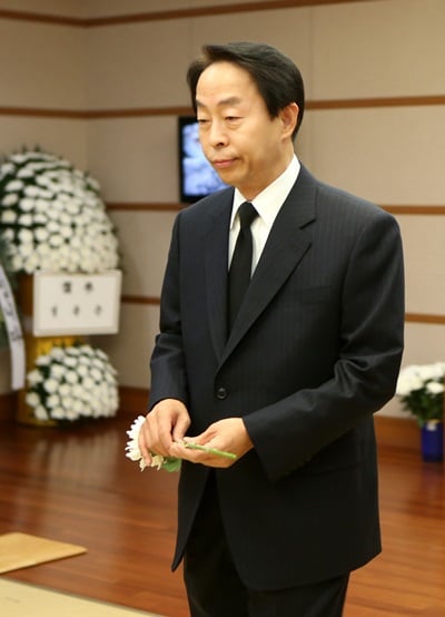 '김종필 부인 박영옥 여사 별세' 김영삼 전 대통령의 차남 김현철 한양대 특임교수가 고 박영옥 여사의 빈소를 찾아 조문하고 있다. /사진=뉴스1