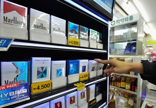 ‘저가담배 검토’, ‘국세청 환급금 조회방법’, ‘연말정산 분납’, ‘영국소녀 is’, ‘문재인 지지율’. 저가담배 논란이 거세지면서 새누리당 원내대표가 진화에 나섰다. /자료사진=뉴스1