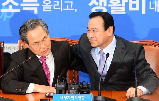 이완구 국무총리(오른쪽)가 새정치민주연합 우윤근 원내대표와 대화 중 눈시울이 붉어지자 서로를 격려하고 있다. /사진=뉴스1