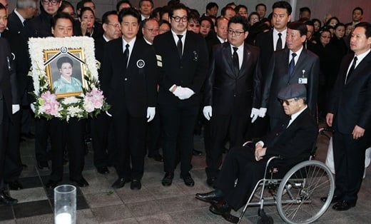 '박영옥 여사 발인' 박영옥 여사 발인제에서 김종필 전 총리가 휠체어를 타고 고인의 마지막 길을 배웅하고 있다. /사진=뉴스1