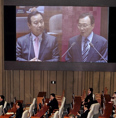 ‘이해찬 이완구’ 이완구 신임 국무총리(전광판 왼쪽)에게 이해찬 새정치민주연합 의원이 질문하고 있다. /사진=임한별 기자