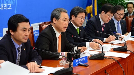 ‘이인규 폭로’ 우윤근 원내대표가 26일 오전 서울 여의도 국회 새정치민주연합 원내대표실에서 열린 정책조정회의에서 모두발언을 하고 있다. /사진=뉴스1