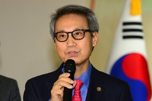 ‘인사혁신처’ 인사혁신처가 출범 100일을 맞아 공무원의 경쟁력을 높일 수 있는 안을 마련했다. 사진은 이근면 인사혁신처장. /사진=뉴스1