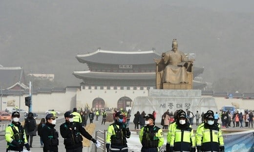 지난 23일 서울 광화문 광장이 황사로 뒤덮였다. /사진=뉴스1