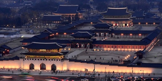 ‘경복궁 태극기 길’ 경복궁 주변에 태극기 길이 조성된다. 경복궁 야간개장 당시 모습. /사진=뉴스1